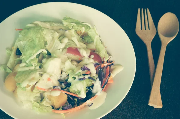 Salada com efeito de filtro estilo vintage retro — Fotografia de Stock