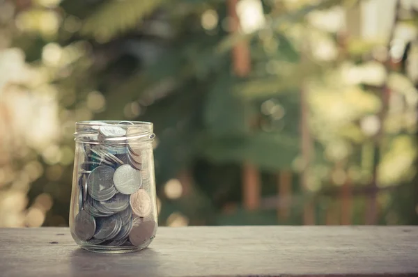 Geld im Glas mit Filtereffekt im Retro-Vintage-Stil — Stockfoto