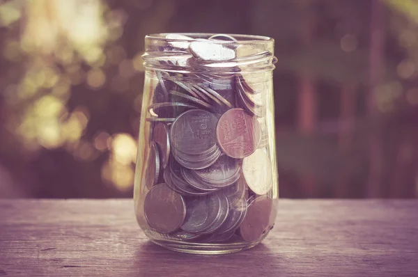 Geld in het glas met filter effect retro vintage stijl — Stockfoto