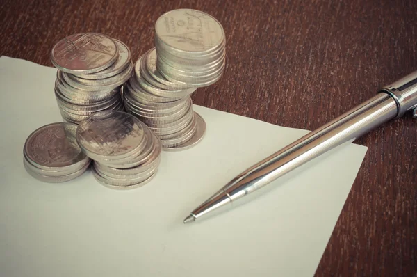 Pen and coins with filter effect retro vintage style — Stock Photo, Image