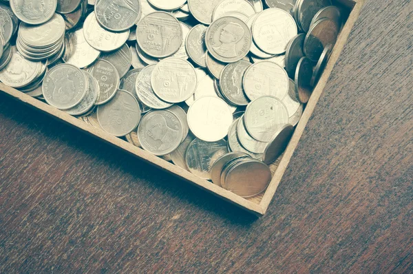 Monedas en madera con efecto de filtro estilo retro vintage —  Fotos de Stock