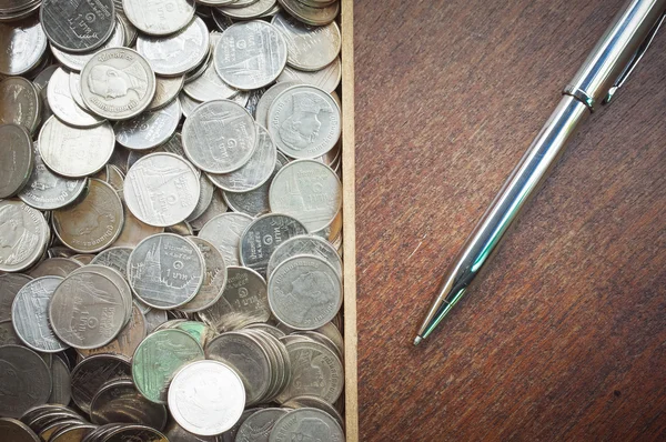 Pen and coins with filter effect retro vintage style — Stock Photo, Image