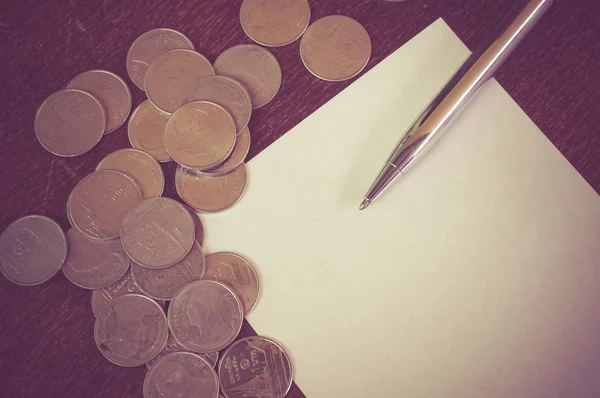 Pen and coins with filter effect retro vintage style — Stock Photo, Image