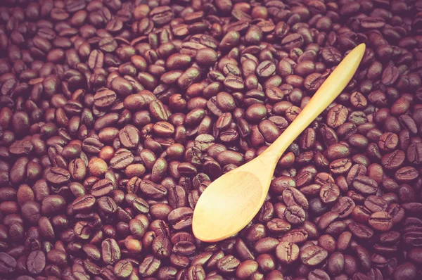 Coffee beans and wooden spoon with filter effect retro vintage s — Stock Photo, Image