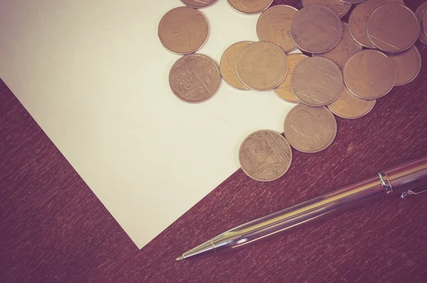 Pen and coins with filter effect retro vintage style — Stock Photo, Image