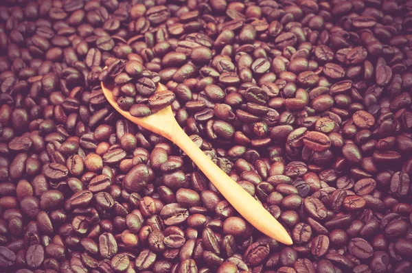 Kaffebönor och trä sked med filter effekt retro vintage s — Stockfoto