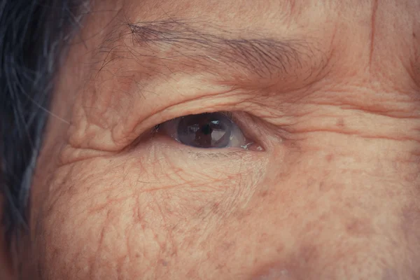 Ανώτερος γυναίκας μάτι με φίλτρο εφέ ρετρό στυλ vintage — Φωτογραφία Αρχείου