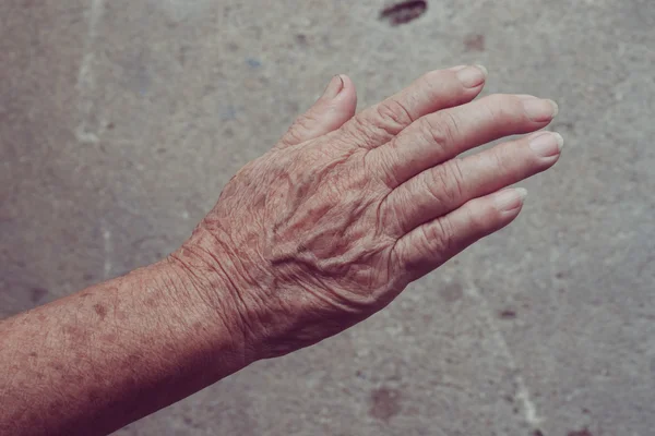 Seniorenhand mit Filtereffekt im Retro-Vintage-Stil — Stockfoto