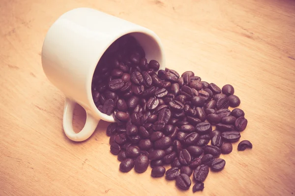 Kaffeebohnen mit Filtereffekt im Retro-Vintage-Stil — Stockfoto