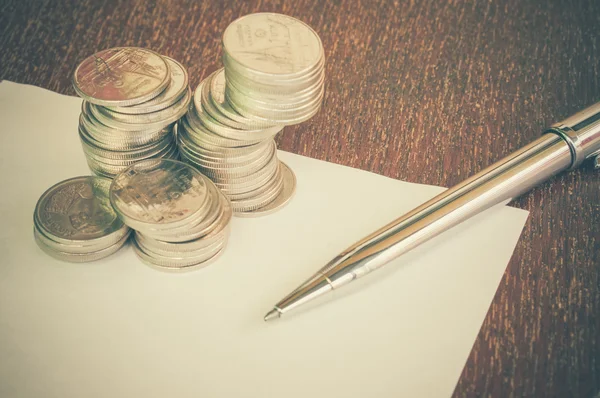Pen and coins with filter effect retro vintage style — Stock Photo, Image