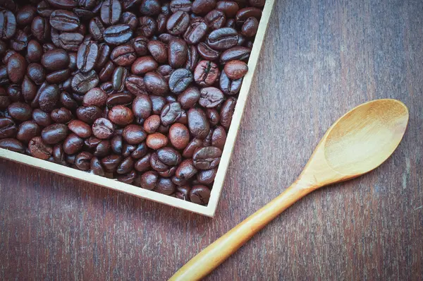 コーヒー豆やフィルター効果のレトロなヴィンテージ s 木のスプーン — ストック写真