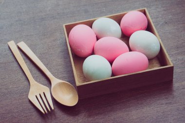 Filtre etkisi retro vintage tarzı ile renkli Paskalya yumurtaları