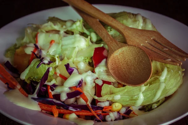 Salada com efeito de filtro estilo vintage retro — Fotografia de Stock