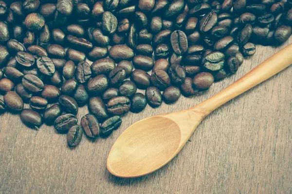 Coffee beans and wooden spoon with filter effect retro vintage s — Stock Photo, Image