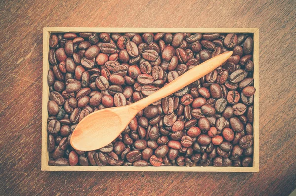 Coffee beans and wooden spoon with filter effect retro vintage s — Stock Photo, Image