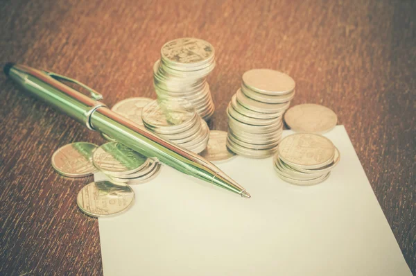 Pen and coins with filter effect retro vintage style — Stock Photo, Image