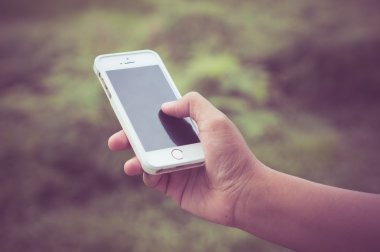 Kadın el smartphone filtre etkisi retro vintage tarzı ile tutarak