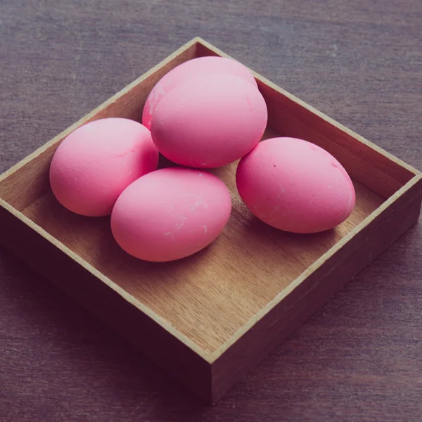 Цветные пасхальные яйца с эффектом фильтра ретро винтажный стиль — стоковое фото