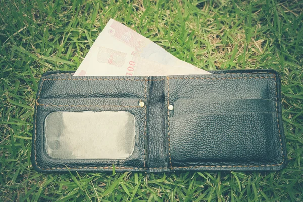 Dinheiro em carteira de couro com efeito de filtro estilo vintage retro — Fotografia de Stock