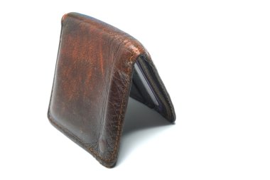 eski deri cüzdan izole beyaz zemin üzerine