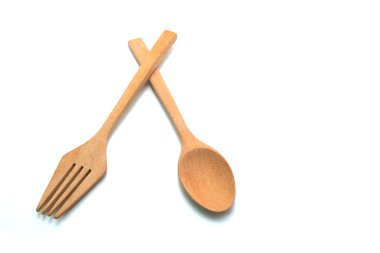 Tahta kaşık beyaz arkaplanda izole edildi