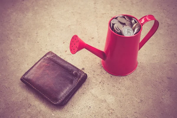 Moeda em vermelho Watering-Can com efeito de filtro estilo vintage retro — Fotografia de Stock