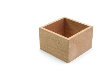 Boş tahta sandık beyaz arkaplanda izole edildi