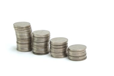 beyaz zemin üzerinde sikke yığını