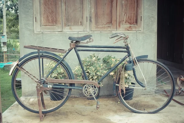 Altes Fahrrad mit Filtereffekt im Retro-Vintage-Stil — Stockfoto