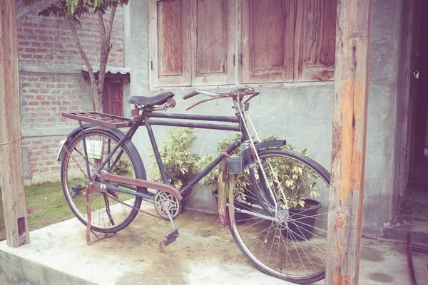 Bicicleta vieja con efecto de filtro estilo retro vintage — Foto de Stock