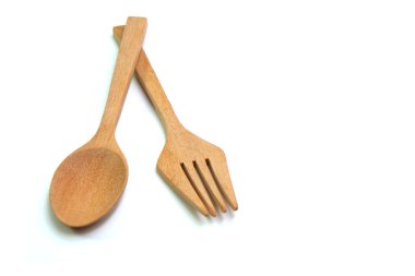 Tahta kaşık beyaz arkaplanda izole edildi