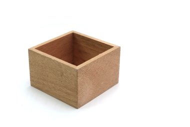 Boş tahta sandık beyaz arkaplanda izole edildi