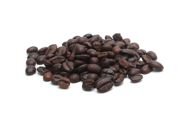 Braune Kaffeebohnen isoliert auf weißem Hintergrund — Stockfoto