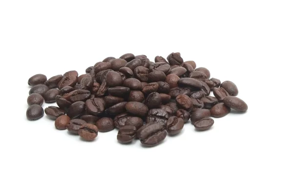 Kahverengi kahve çekirdekleri beyaz arka planda izole — Stok fotoğraf