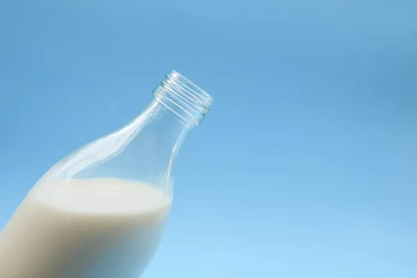 Z mleka na niebieskim tle — Zdjęcie stockowe