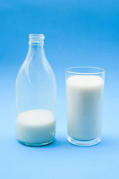 Με γάλα σε μπλε φόντο — Φωτογραφία Αρχείου