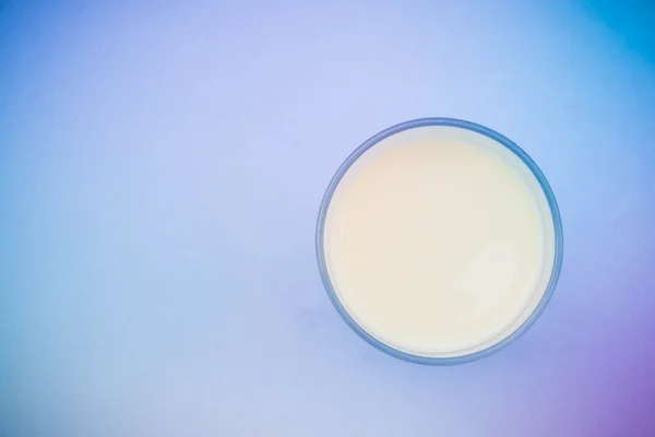 З молоком на синьому фоні з ефектом фільтра ретро вінтажний стиль — стокове фото