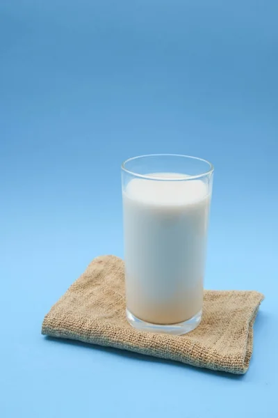 Con leche sobre fondo azul —  Fotos de Stock