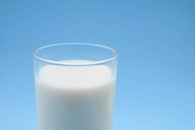 süt ile mavi arka plan