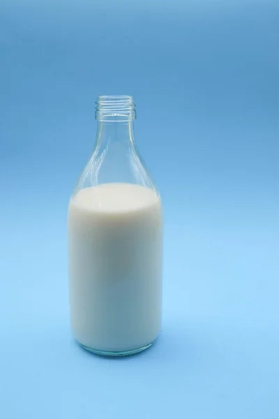 Met melk op blauwe achtergrond — Stockfoto