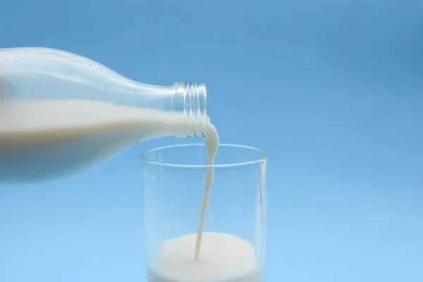 Z mleka na niebieskim tle — Zdjęcie stockowe