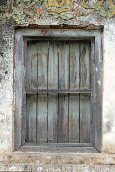 Vecchia sporca finestra sul vecchio muro sporco — Foto Stock