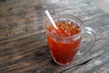 buzlu çay kahverengi ahşap tablo