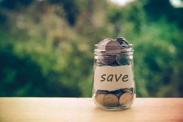 Risparmiare denaro per il concetto di investimento denaro nel vetro con filtro — Foto Stock