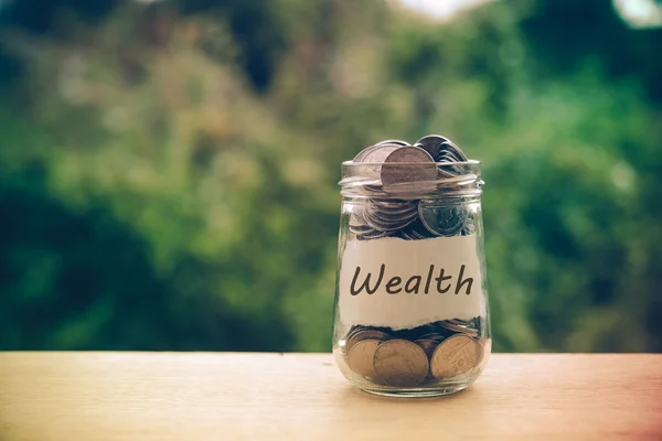 Economize dinheiro para o conceito de investimento dinheiro no vidro com filtro — Fotografia de Stock