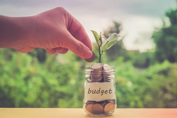 Économiser de l'argent pour l'investissement concept argent dans le verre avec filtre — Photo