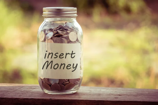 Geld besparen voor investeringen concept geld in het glas met filter effect retro vintage stijl — Stockfoto