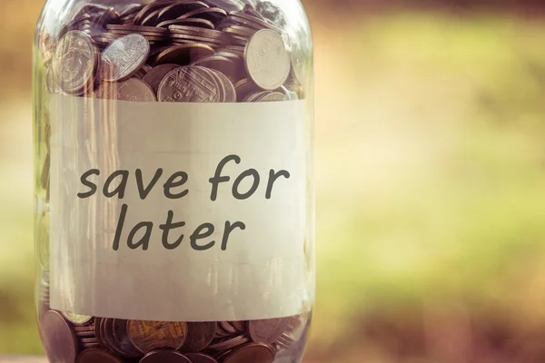 Bespaar geld voor investeringen concept geld in het glas met filter — Stockfoto