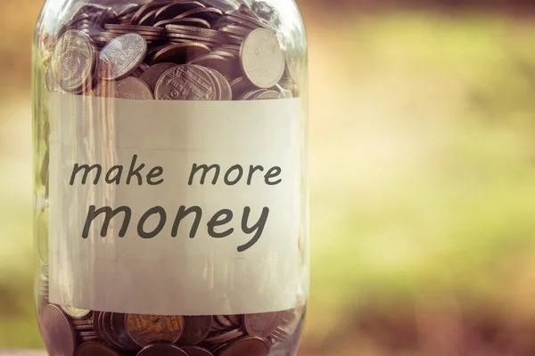 Économiser de l'argent pour l'investissement concept argent dans le verre avec filtre — Photo