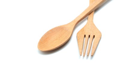 Tahta kaşık beyaz arkaplanda izole edildi